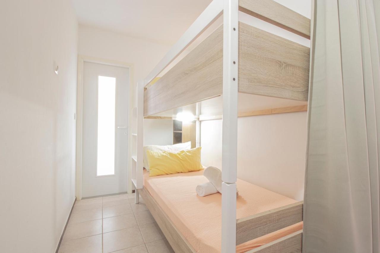 Galapagus Privat Beach & Boat Dock Apartment Metajna Ngoại thất bức ảnh