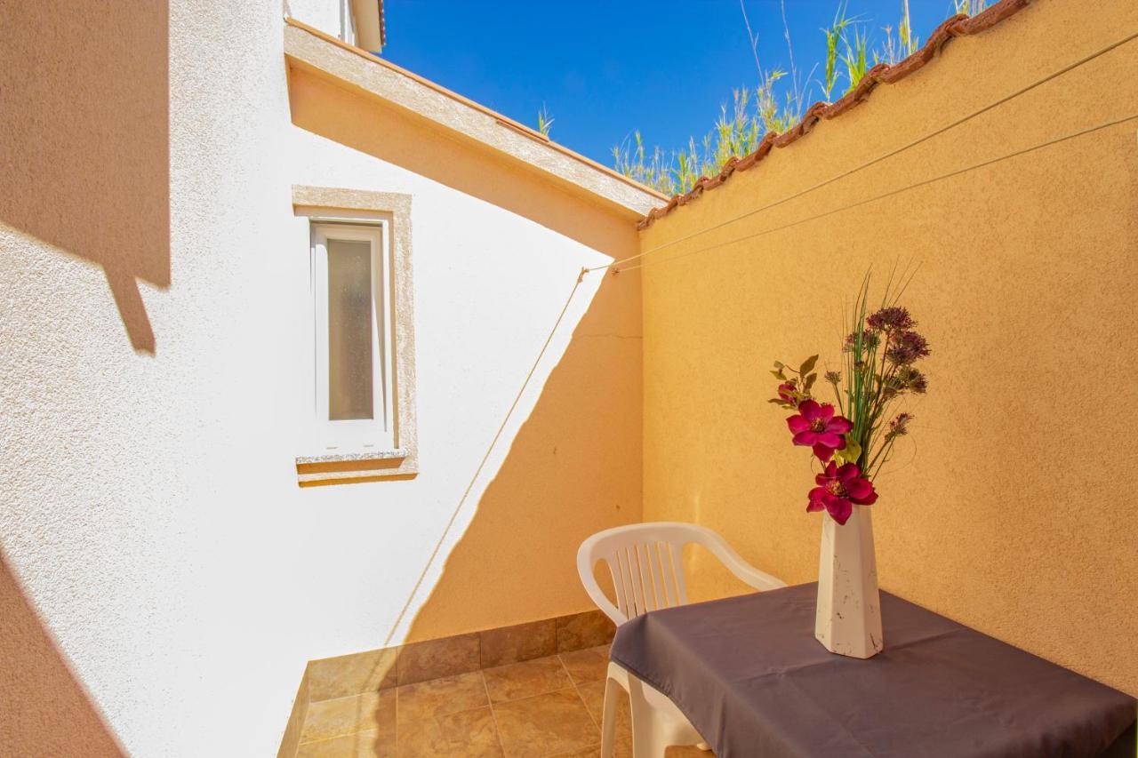 Galapagus Privat Beach & Boat Dock Apartment Metajna Ngoại thất bức ảnh