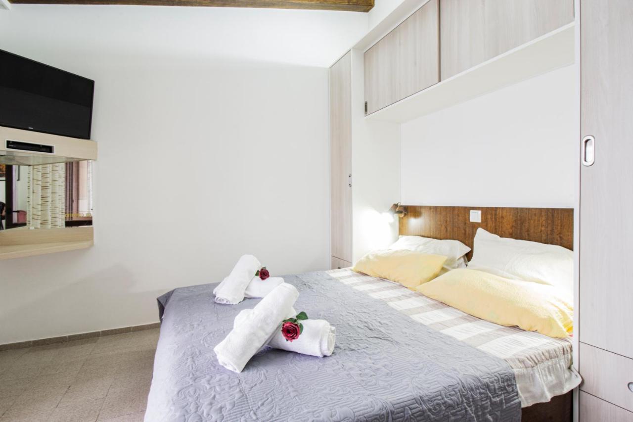 Galapagus Privat Beach & Boat Dock Apartment Metajna Ngoại thất bức ảnh