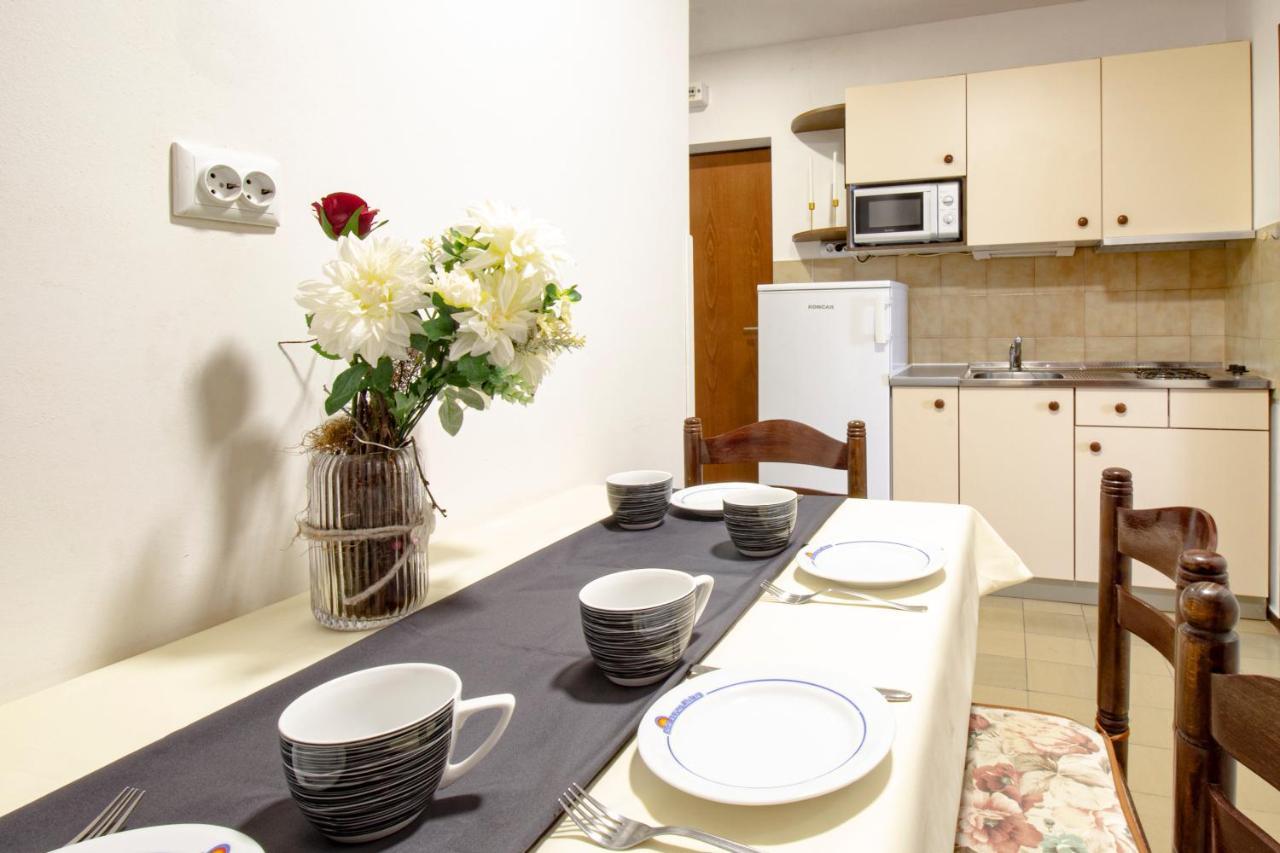 Galapagus Privat Beach & Boat Dock Apartment Metajna Ngoại thất bức ảnh