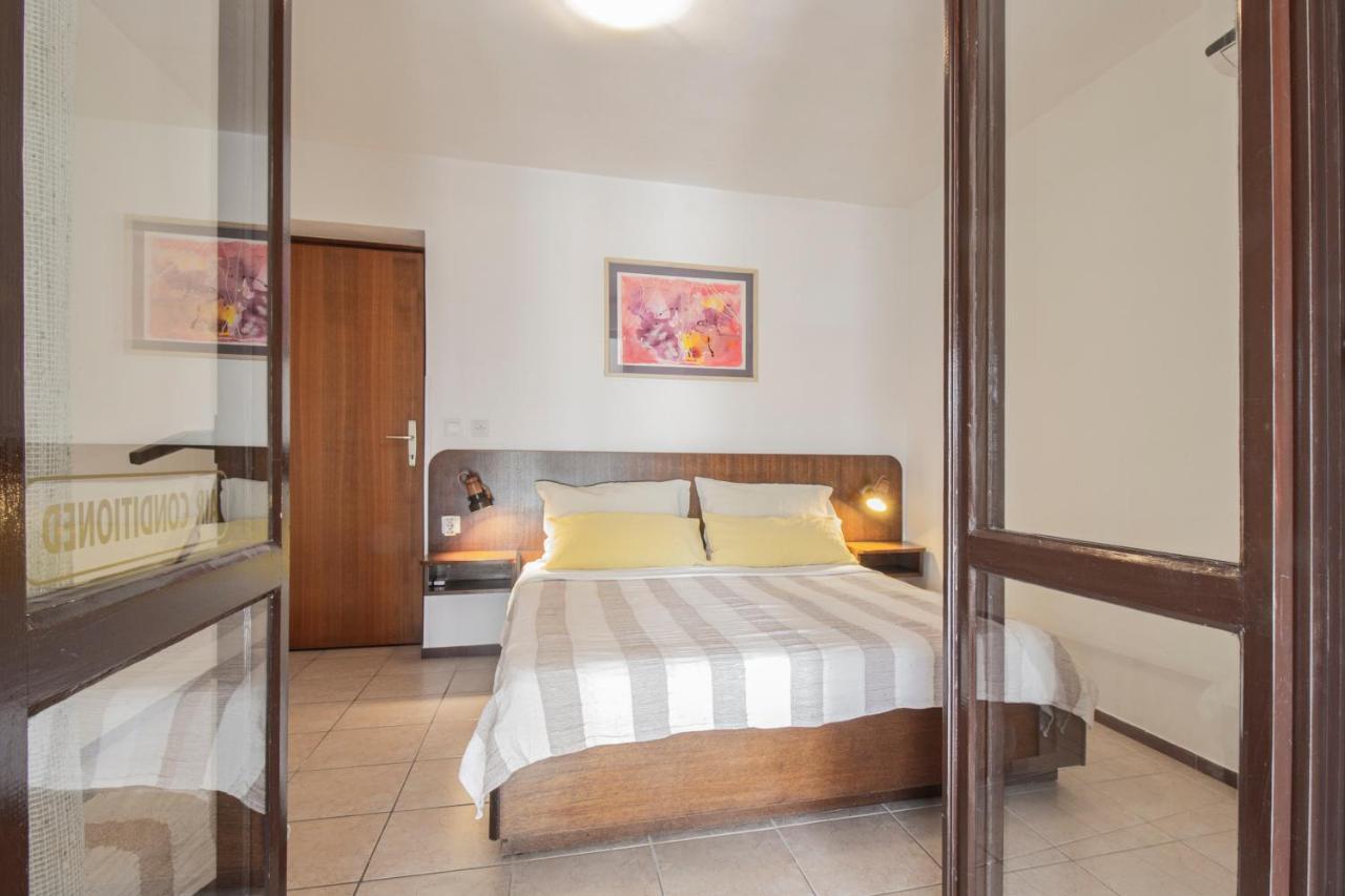 Galapagus Privat Beach & Boat Dock Apartment Metajna Ngoại thất bức ảnh